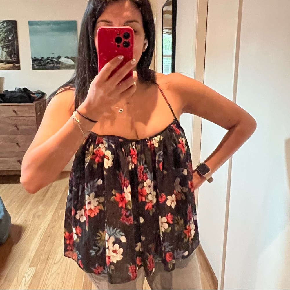Adorable and VERSATILE Hollister sheer floral tank - medium